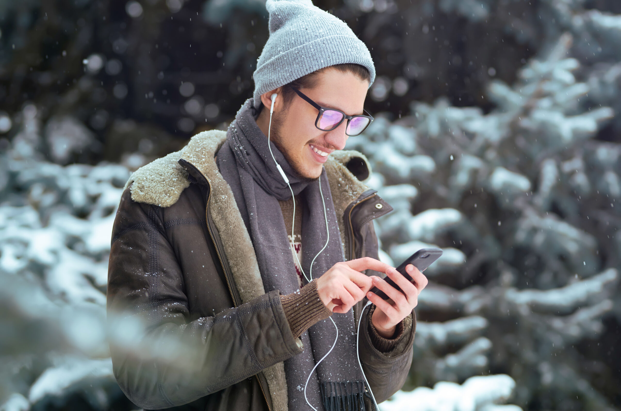 Reparation smartphone permettant à un Jeune homme utilise son téléphone dans un parc/foret